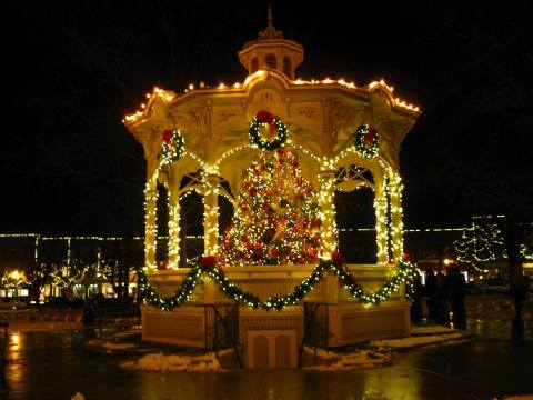 The Medina Candlelight Walk Is An Outdoor Winter Wonderland Near Cleveland