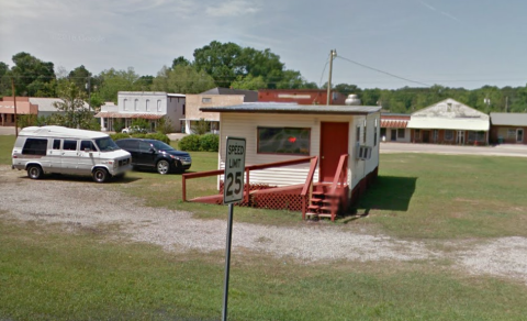 A Tiny Roadside Eatery, Snack Shack In Mississippi Serves The Biggest Burgers You've Ever Seen     