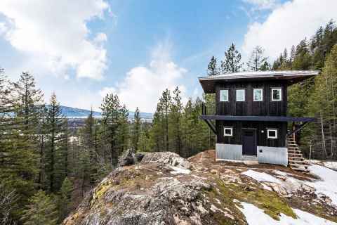 Perched Atop A Cliff, The Views From This Fire Lookout Airbnb In Idaho Will Fill You With Pure Awe