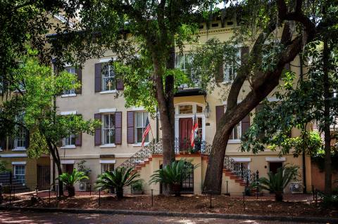 Stay Overnight In The 173-Year-Old Eliza Thompson Hotel, An Allegedly Haunted Spot In Georgia