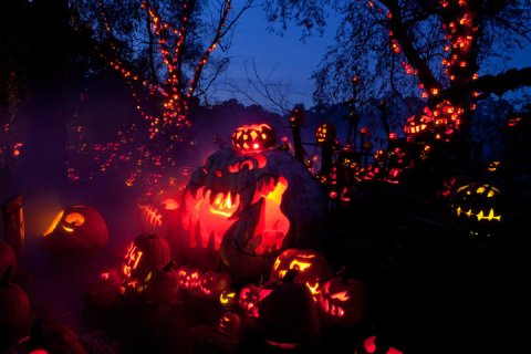 The Halloween Lights Drive-Thru Event In Rhode Island That's Spooky Fun For The Whole Family