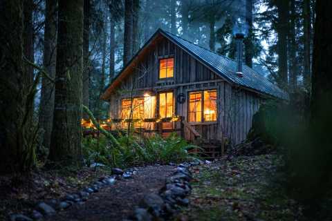 This Mountain Cabin In Oregon Is A Quiet Getaway All Four Seasons Of The Year