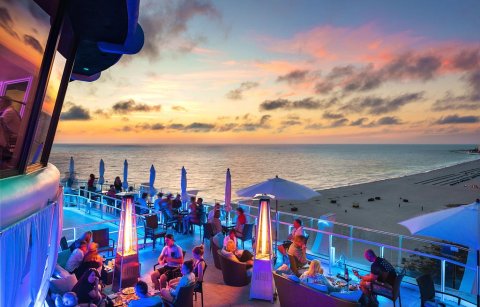 The Grand Plaza Hotel In Florida Lets You Dine With The Beach As Your Backdrop