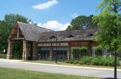 Enjoy Mini Golf, A Train Ride, Hiking, And So Much More At Noccalula Falls Park In Alabama