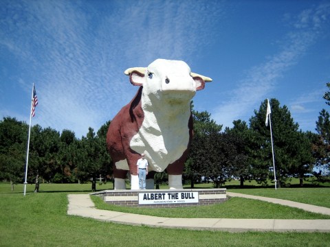 8 Roadside Attractions And Quirky Sights That Every Iowan Should Add To Their Bucket List