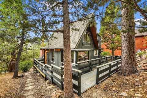 The Cozy Mountain Cabin In Southern California That's Nestled In The Trees