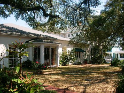 The Fried Chicken And Biscuits At The Carriage House Restaurant In Mississippi Are So Good They Should Be Illegal 