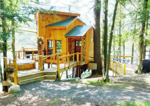 A Romantic Getaway Awaits You At This Enchanting Treehouse Cabin in Vermont