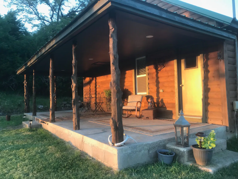 Have A Whole Modern Cabin To Yourself In Uniontown, Kansas For A Scenic Small Town Stay