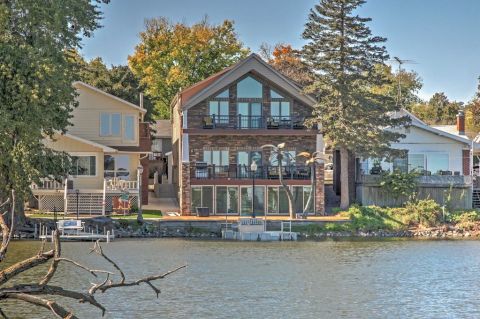 Forget The Resorts, Rent This Charming Waterfront House In Iowa Instead