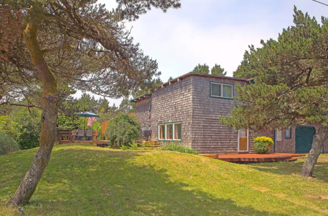Relax And Unwind In This Secluded Cabin Near The Beach In Washington