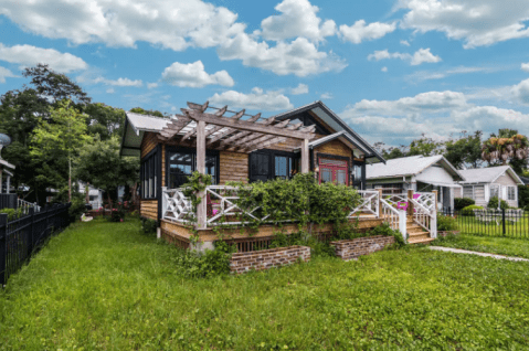 Forget The Resorts, Rent This Charming Waterfront Cottage In Florida Instead