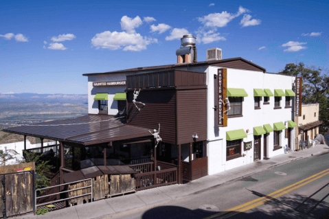 There’s A Small Town In Arizona Known For Its Truly Epic Burgers