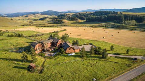 There's A Bed And Breakfast On This Wolf Sanctuary In Montana And You Simply Have To Visit