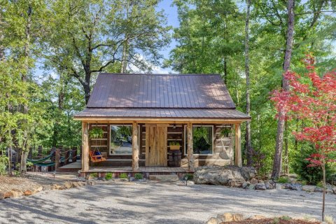 Retreat To The Gorgeous Fox Pass Cabins In Arkansas For A Secluded Weekend