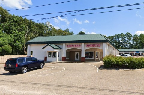 Visit Loyless Donuts For Some Of Alabama's Tastiest Treats Early Before They Sell Out