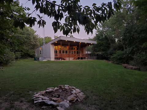 There's A Stunning Lakeside Airbnb In Kansas, The Palm's Getaway, Where The Sunsets Are Breathtaking