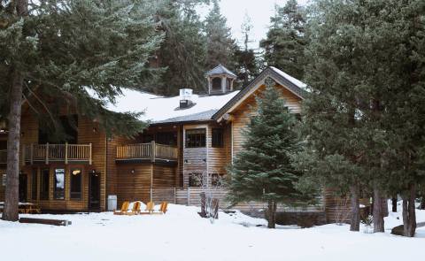 Forget The Resorts, Rent This Charming Waterfront Lodge In Oregon Instead