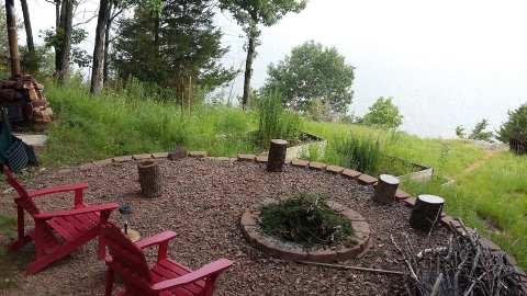 Relax In A Waterfront Hot Tub At A Charming Lake House In Iowa That's Perfect For A Couples Getaway