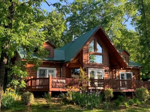 Soak In A Hot Tub Surrounded By Natural Beauty At These 5 Cabins In Missouri