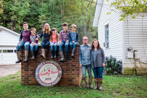 You Can Spend The Night At A Pick-Your-Own Strawberry Farm In West Virginia, And The Breakfasts Are So Tasty