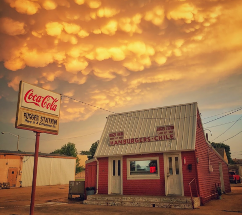 Make A Mess With Chili Cheeseburgers At Burger Station In Kansas