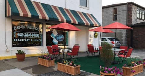 Revisit The Glory Days At This 50s-Themed Restaurant In Pittsburgh