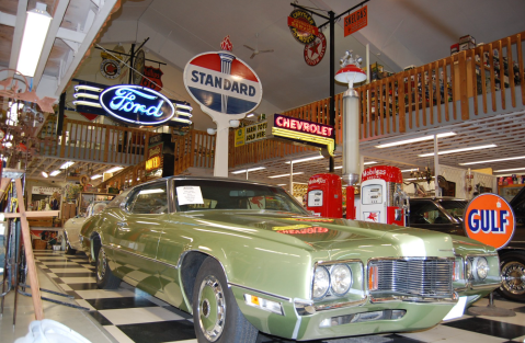 This Amazing Iowa Antique Mall Behind An Old Movie Theater Is A Real Show Stopper