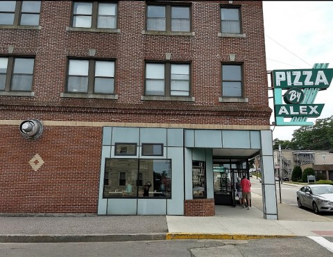 Maine's Pizza By Alex Has Been Owned By The Same Family For 6 Decades And It Was Just Named Best In The State