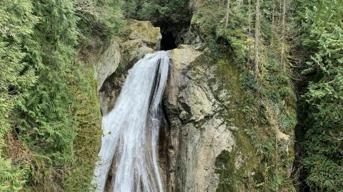 Escape To Twin Falls For A Beautiful Washington Nature Scene