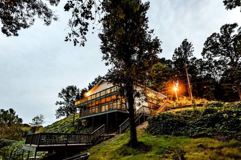 Live In The Lap Of Luxury While Staying At This Lakefront Cottage In Mississippi        