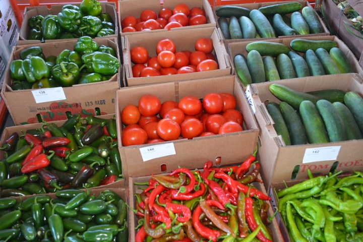 a farmer's market in Laurel, DE