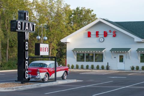 The Very First Drive-Thru Restaurant In Missouri Still Has Cars Lining Up Around The Corner