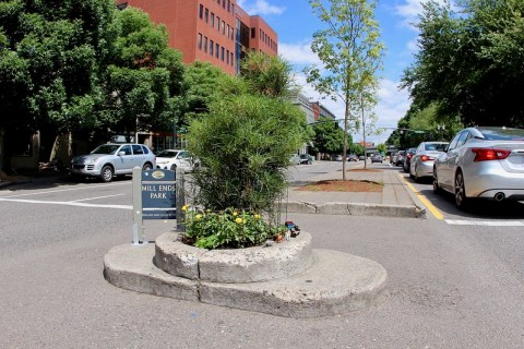 Mill Ends Park Is The World's Smallest Park And Naturally It's In Oregon