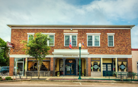 The Commodore Hotel & Music Cafe Is The Perfect Small Town Getaway In Tennessee