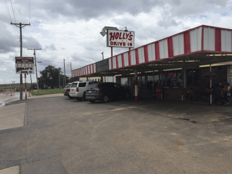 The Burgers And Shakes From This Middle-Of-Nowhere Texas Drive-In Are Worth The Trip