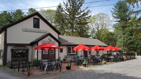 There's A Delicious Café Hiding Inside This Old Connecticut Barn That's Begging For A Visit