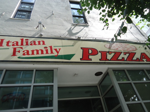 The Table-Sized Pizzas At This Quaint Pizza Joint In Washington Are Legendary