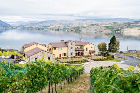 You Can Spend The Night At This Majestic Vineyard Villa In Washington