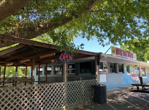 Grab Some Burgers And Rent A Boat At This Awesome Spot In Alabama