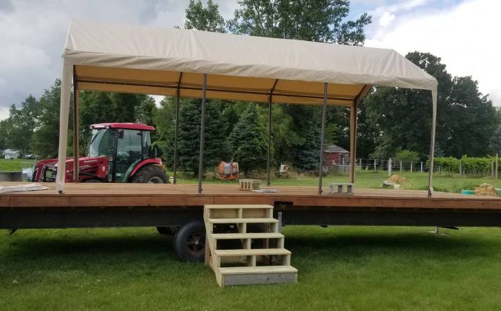 outside entertainment at Majestic Oak Winery in Ohio