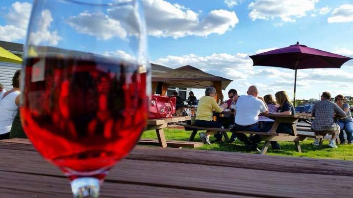 outside dining at Majestic Oak Winery in Ohio