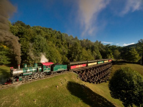 5 Ridiculously Charming Train Rides To Take In North Carolina This Season