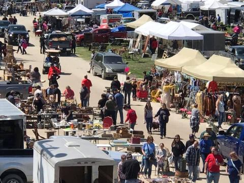 You Could Spend Hours At This Giant Outdoor Marketplace In Iowa