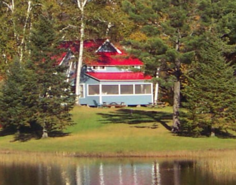 The Stunning Little Lakehouse Getaway In Vermont That's The Perfect Place To Relax Any Time Of Year