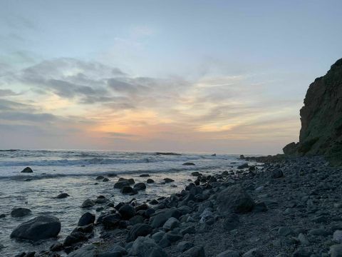 Dana Point Trail Is An Easy Hike In Southern California That Leads To A Secret Beach With Caves