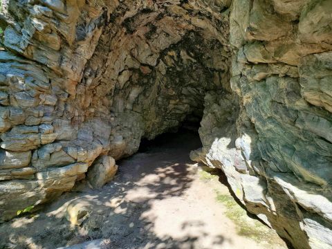 Hike To This Hidden Cave In North Carolina For An Unforgettable Adventure