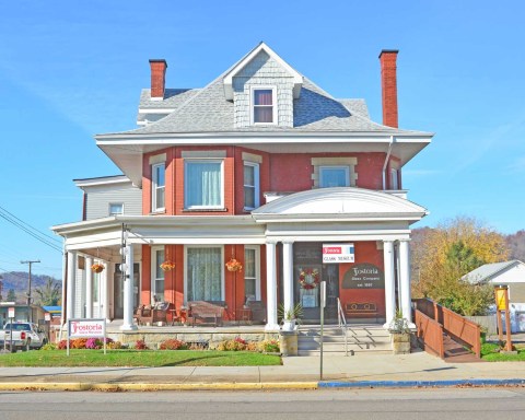 Tour The Little-Known Fostoria Glass Museum In West Virginia That's Filled With Fine Glass