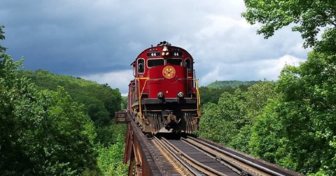 This 70-Mile Train Ride Is The Most Relaxing Way To Enjoy Arkansas Scenery