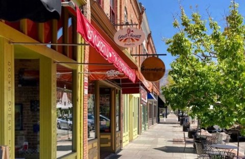 Chocolate And Books Are The Two Best Things In The World, And You'll Find Them At The Queen Bee In Utah